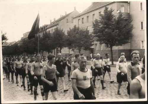 Festumzug des TSV zur Einweihung der August-Bebel-Kampfbahn 1930 durch Wahren