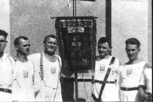 Sportler mit Vereinsfahne um 1930